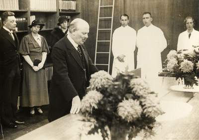 854631 Afbeelding van prof. dr. H.J. Jordan tijdens zijn toespraak bij het bezoek van Prinses Juliana aan het ...